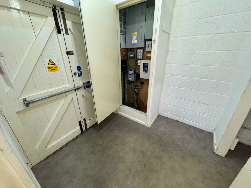 Lot: 58 - PERIOD CITY CENTRE FREEHOLD SHOP AND UPPER PARTS WITH POTENTIAL - Side entrance on to All Saints Lane